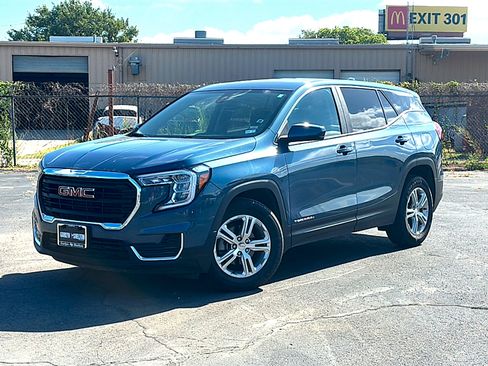 Used 2024 GMC Terrain SLE FWD image 2