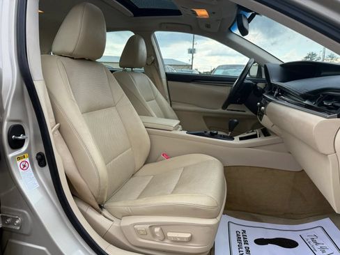 Used 2014 Lexus ES 350 w/ Premium Package FWD image 17