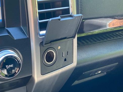 Used 2015 Ford F150 Platinum w/ Equipment Group 701A Luxury AWD/4WD image 27