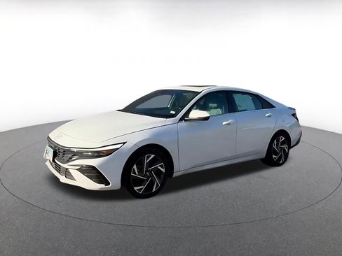 Used 2025 Hyundai Elantra Limited image 9