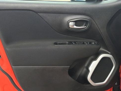 Used 2020 Jeep Renegade Latitude FWD image 12
