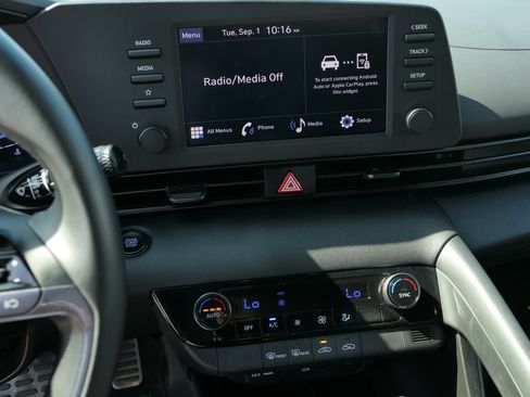 Used 2025 Hyundai Elantra Sport FWD image 17