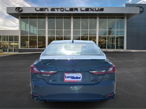 Used 2025 Toyota Camry SE image 4