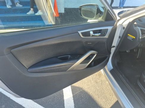 Used 2012 Hyundai Veloster w/ Style Pkg image 18