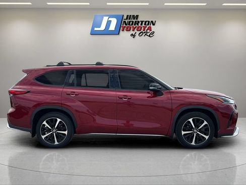 Used 2022 Toyota Highlander XSE FWD image 4