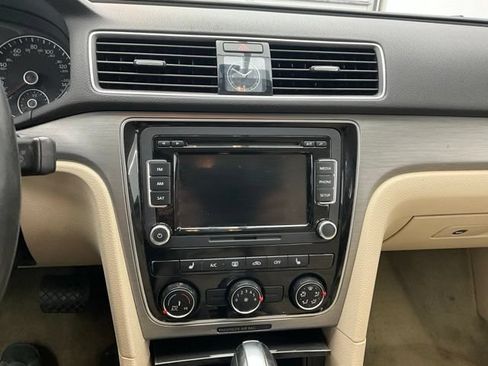 Used 2015 Volkswagen Passat 1.8T SE FWD image 10
