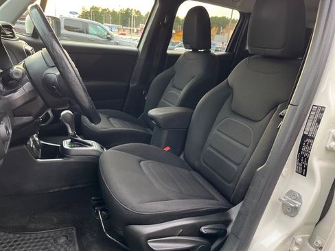 Used 2019 Jeep Renegade Latitude w/ Cold Weather Group image 13