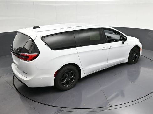 Used 2024 Chrysler Pacifica Limited FWD image 23