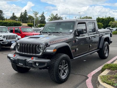 Used 2025 Jeep Gladiator Mojave w/ Convenience Group AWD/4WD image 4