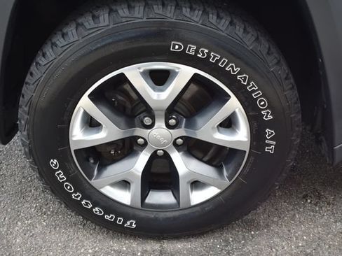 Used 2018 Jeep Cherokee Trailhawk w/ Cold Weather Group AWD/4WD image 50