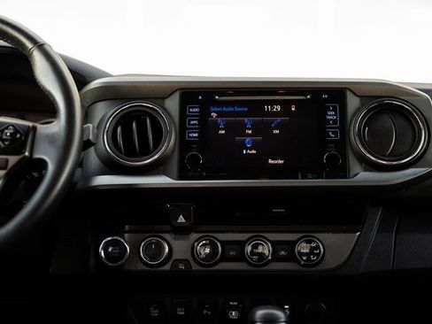 Used 2018 Toyota Tacoma TRD Sport image 18