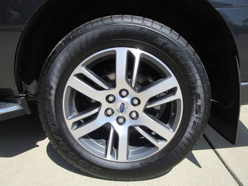 Used 2022 Ford Expedition XLT image 9