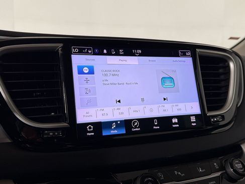 Used 2024 Chrysler Pacifica Touring-L FWD image 18