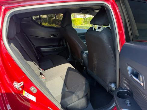 Used 2019 Toyota C-HR XLE FWD image 14