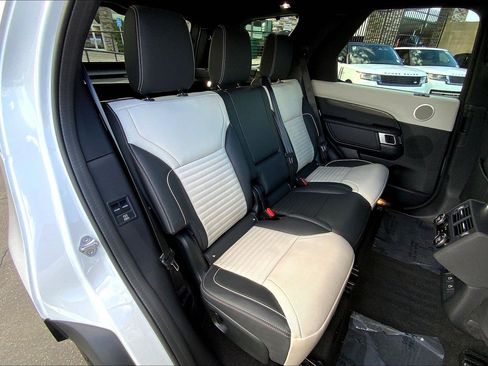 Used 2024 Land Rover Discovery Metropolitan Edition image 19