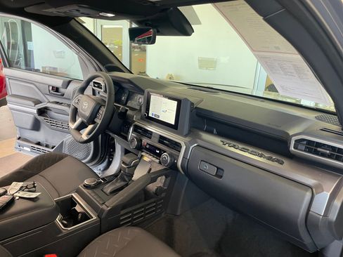 Certified 2025 Toyota Tacoma SR5 AWD/4WD image 31