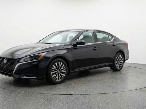 Used 2025 Nissan Altima 2.5 SV image 3