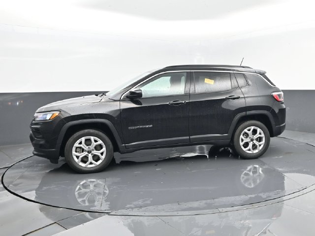 Used 2025 Jeep Compass Latitude AWD/4WD image 5