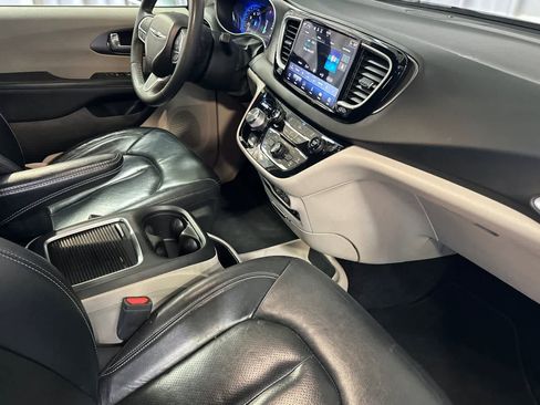 Used 2022 Chrysler Pacifica Touring-L image 19