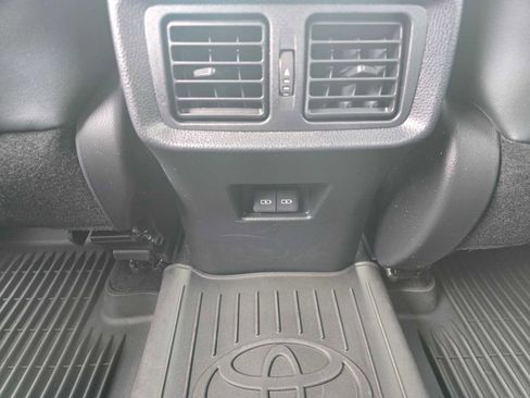 Used 2023 Toyota Venza XLE image 18