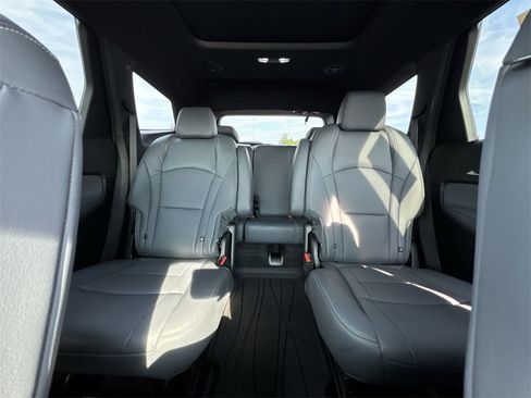 Used 2024 Buick Enclave Essence image 13