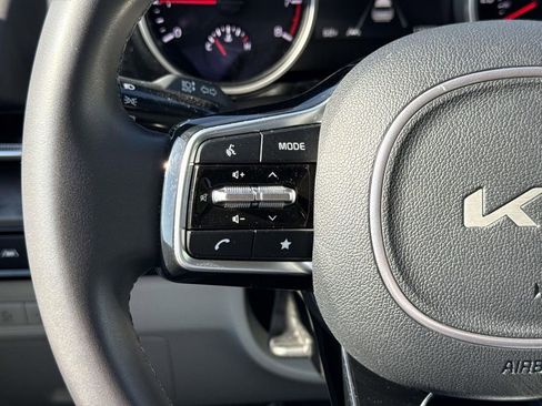 Used 2024 Kia Carnival EX FWD image 10