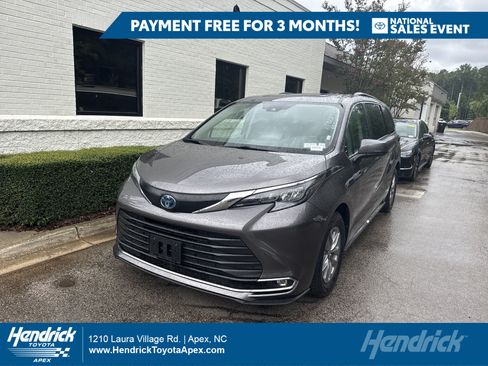 Used 2024 Toyota Sienna XLE FWD image 1
