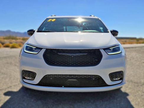 Used 2024 Chrysler Pacifica Touring-L w/ Uconnect Theater Family Group image 2