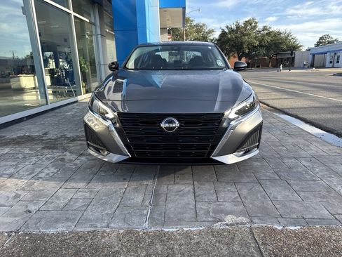 Used 2024 Nissan Altima 2.5 SV image 2