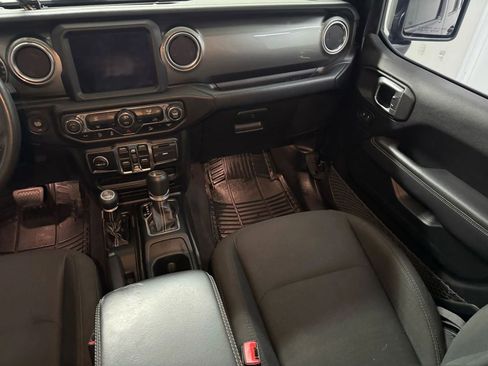 Used 2019 Jeep Wrangler Unlimited Sahara image 9