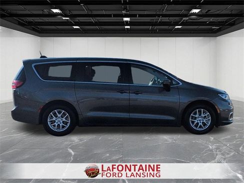 Used 2023 Chrysler Pacifica Touring-L image 11