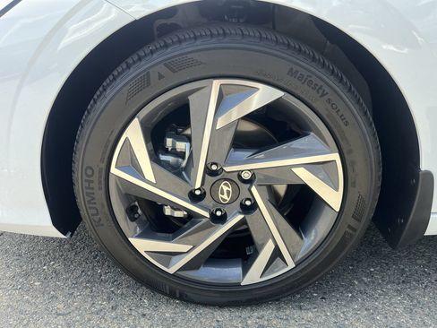 Used 2025 Hyundai Elantra Sport FWD image 29