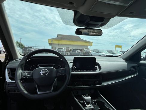 Used 2025 Nissan Rogue SV image 35