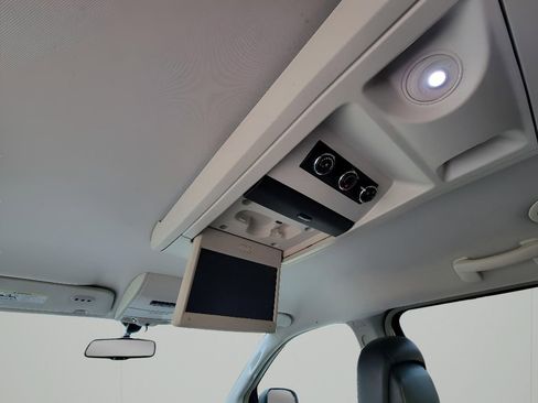 Used 2010 Chrysler Town & Country Touring Plus w/ Premium Group image 29