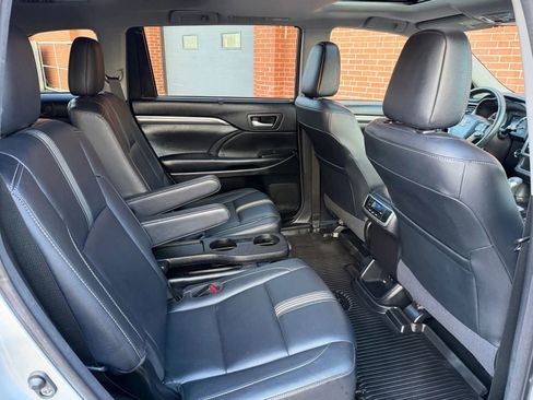 Used 2017 Toyota Highlander SE image 18
