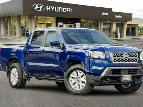 Used 2022 Nissan Frontier SV image 2