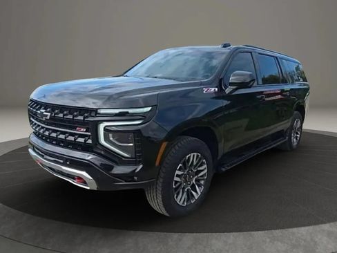 Used 2025 Chevrolet Suburban Z71 AWD/4WD image 3