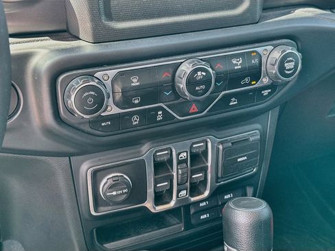 Used 2023 Jeep Gladiator Sport AWD/4WD image 17