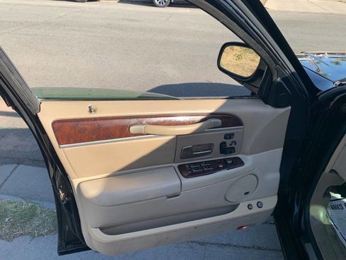 Used 2006 Lincoln Town Car Designer Series RWD image 13