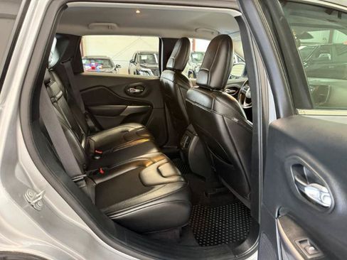 Used 2019 Jeep Cherokee Latitude Plus w/ Cold Weather Group AWD/4WD image 23