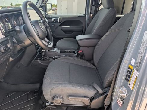 Used 2025 Jeep Gladiator Sport AWD/4WD image 8