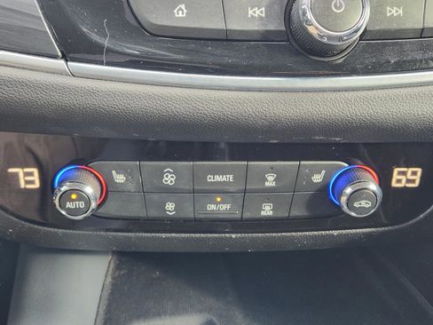 Used 2021 Buick Enclave Essence image 19