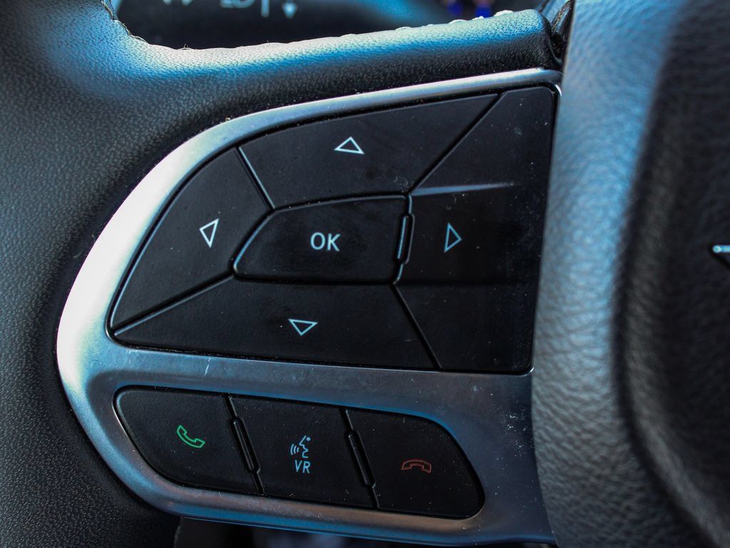 Used 2024 Chrysler Pacifica Touring-L FWD image 23