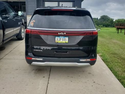 Used 2024 Kia Carnival LX FWD image 2