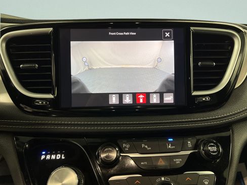 Used 2023 Chrysler Pacifica Limited w/ Uconnect Theater Family Group FWD image 22