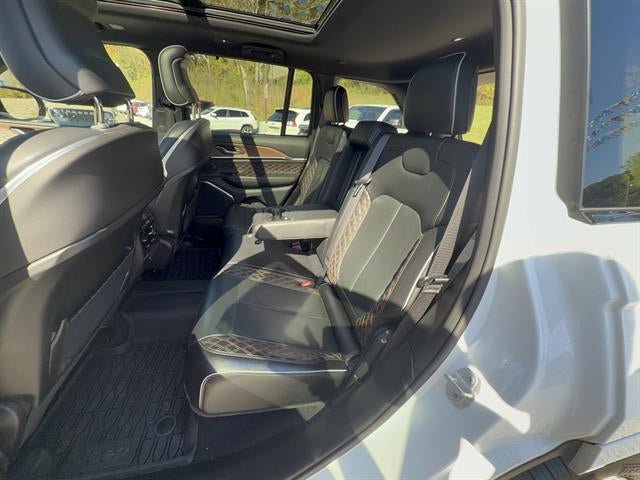 Used 2023 Jeep Grand Cherokee Summit w/ Luxury Tech Group V AWD/4WD image 30