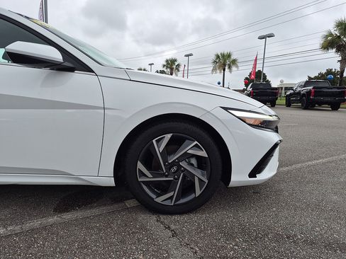 Used 2025 Hyundai Elantra SEL FWD image 10