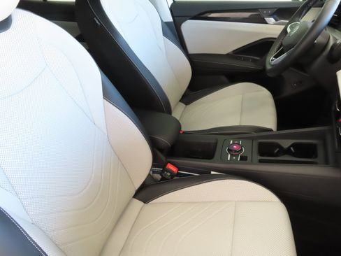 New 2025 Volkswagen Tiguan SE image 28