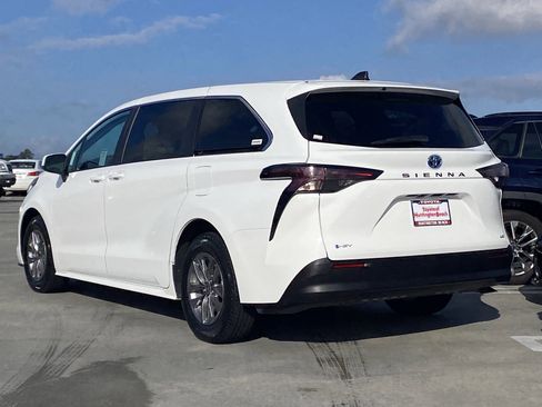 Certified 2025 Toyota Sienna LE FWD image 5
