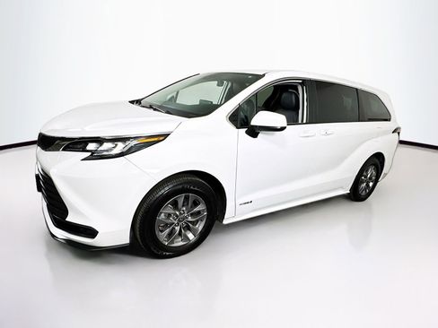 Used 2021 Toyota Sienna LE image 4